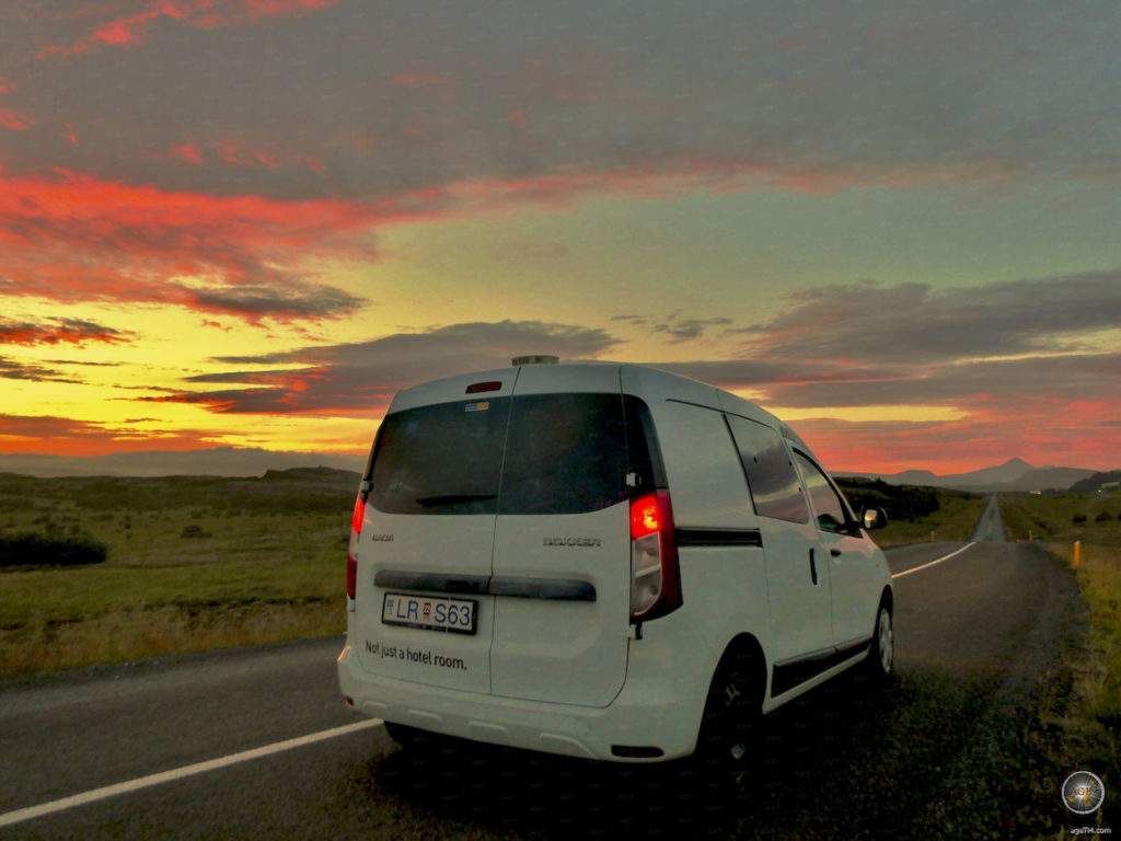 Ein atemberaubender Sonnenuntergang auf der isländischen Ringroad. Der Island Urlaub mit dem Campervan überzeugt durch sehr viele schöne Augenblicke.