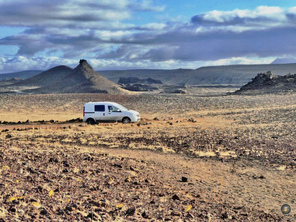 Unterwegs: Die Vulkanlandschaft bei Krafla und Hverarönd bietet einen bizarren Kontrast zum weißen Campervan.