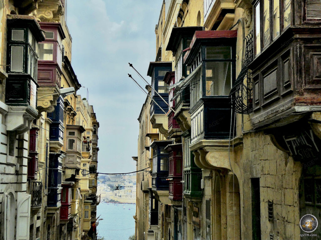 Valletta Hauptstadt von Malta 4 Blick durch eine kleine Gasse zu Meer - Valletta Hauptstadt von Malta