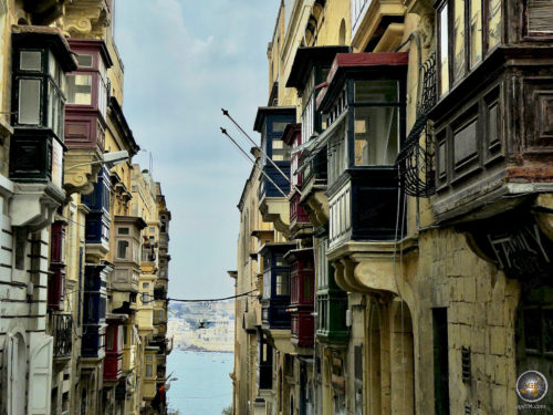 Blick durch eine kleine Gasse zu Meer - Valletta Hauptstadt von Malta