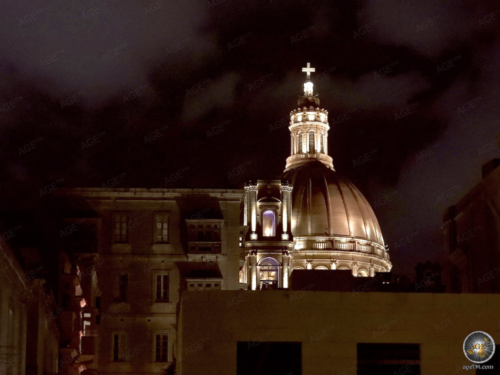 Valletta Hauptstadt von Malta 15 Die Kuppel der Karmeliter-Kirche prägt die Skyline von Valletta Hauptstadt von Malta