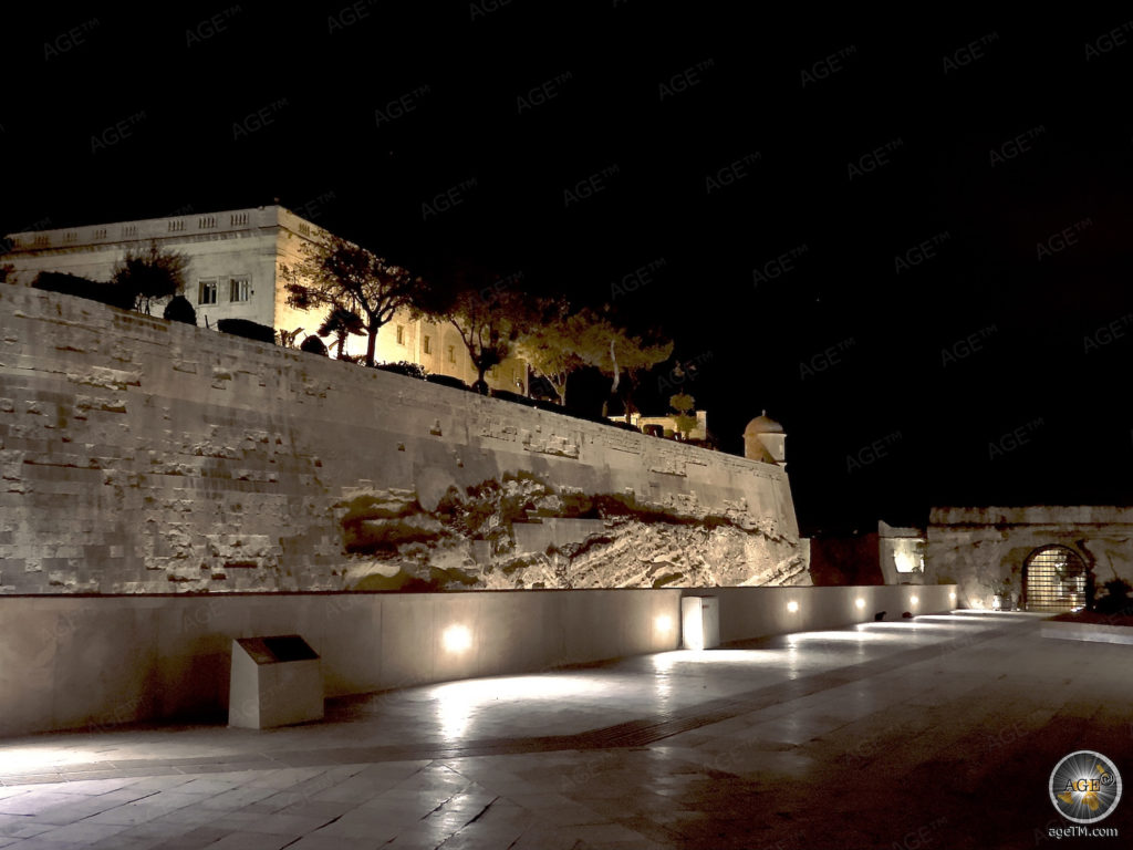 Valletta Hauptstadt von Malta 20 Die Stadtmauer von Valletta bei Nacht - Hauptstadt von Malta