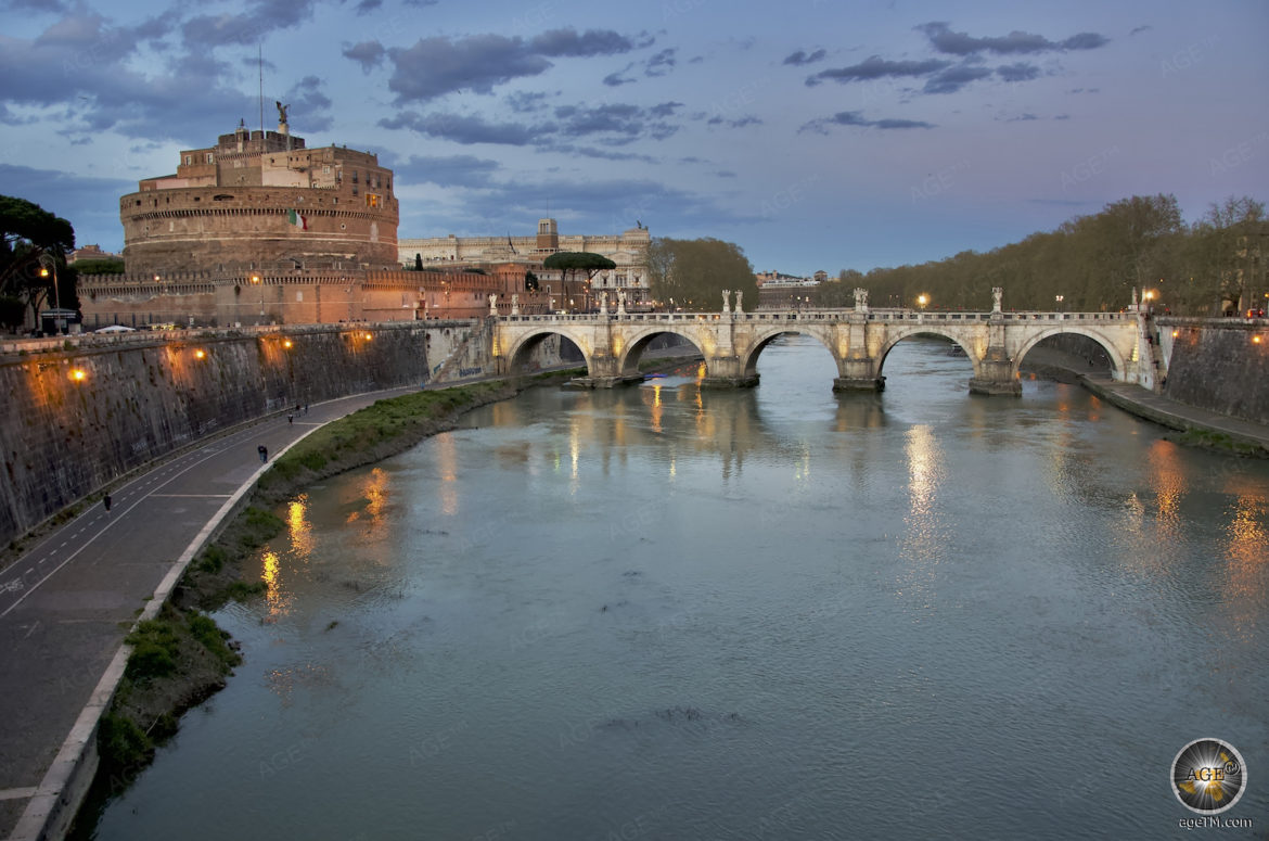 Engelsburg mit Engelsbrücke und Tiber in Rom - Hauptstadt Italien Europa Sehenswürdigkeiten