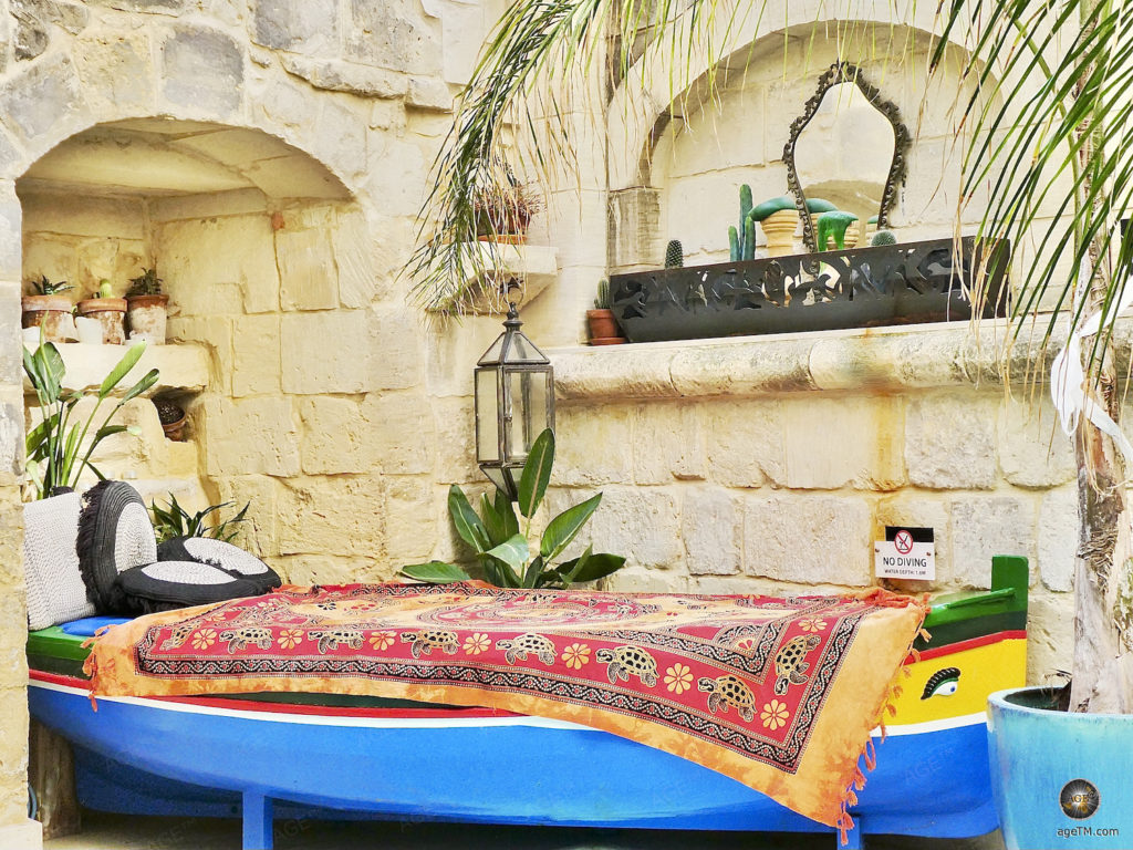 Lulu Botique Hotel Malta Accessoire Luzzu - Traditionelles Holzboot der Insel Malta