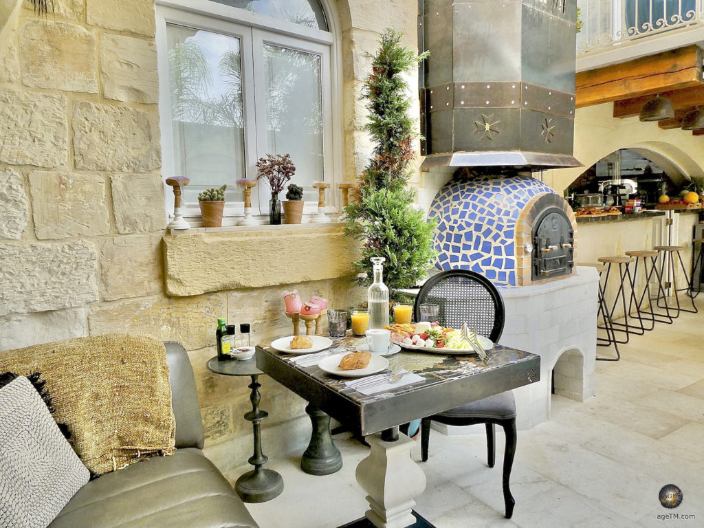 Lulu Botique Hotel Malta - Frühstück im Innenhof - Designer Hotel Insel Malta
