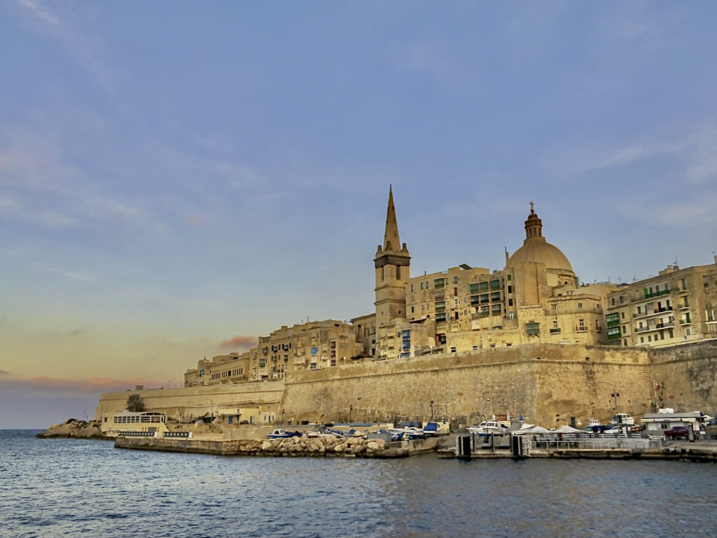 Valletta Hauptstadt von Malta 14 Mit der Fähre sieht man die Skyline von Valletta Hauptstadt von Malta