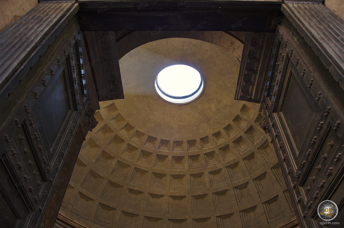 Pantheon Rom - Der Blick zur Kuppel gehört zu den Top-Sehenswürdigkeiten in Rom Hauptstadt von Italien Sprachen der Welt