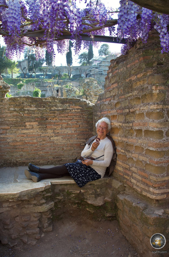 Pause im Forum Romanum Rom - Eine ältere Dame zeigt ihr Foto vom jüngeren Ich - Kultur erleben in Europa