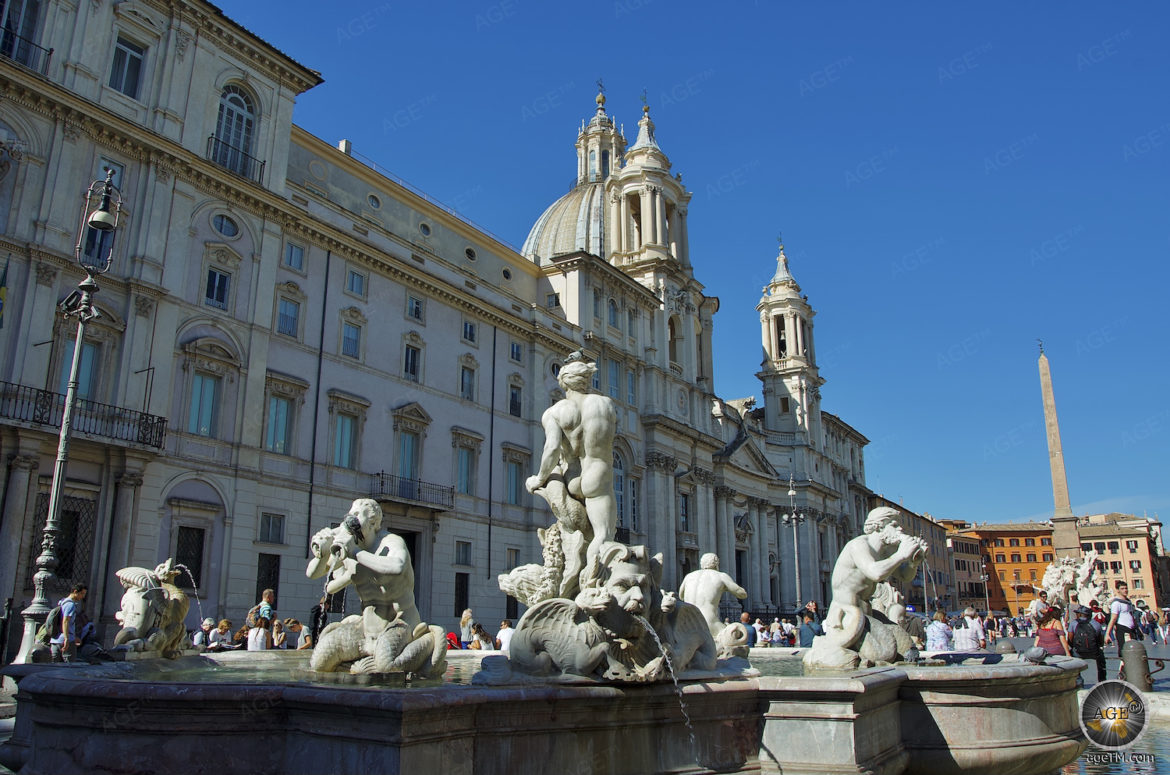 Piazza Navona mit Bernini Brunnen - Sehenswürdigkeit in Rom Italien - Städtereise Europa