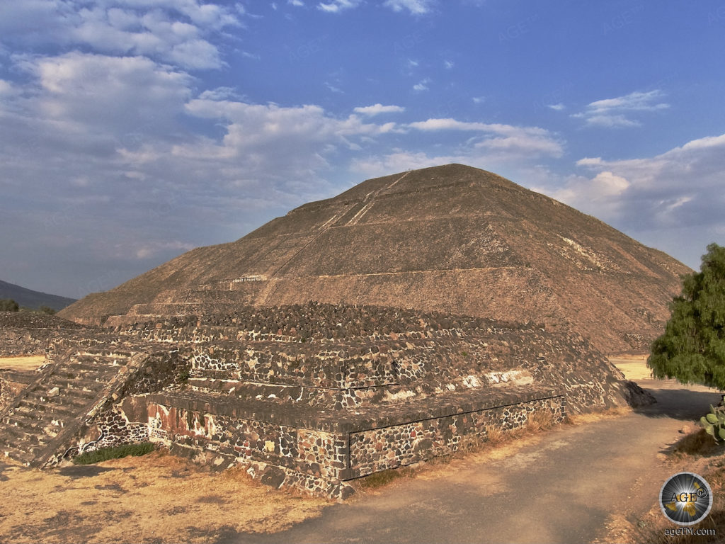 Sehenswürdigkeit Sonnenpyramide von Teotihuacán -beliebtes Ausflugsziel außerhalb von Mexico City