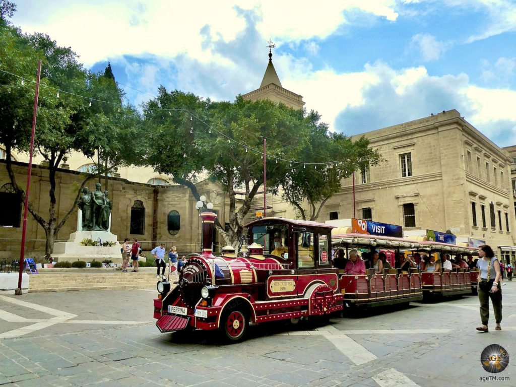 Valletta Hauptstadt von Malta 18 Touristen erkunden die Haupstadt Valletta mit einer kleinen Bahn - Visit Malta