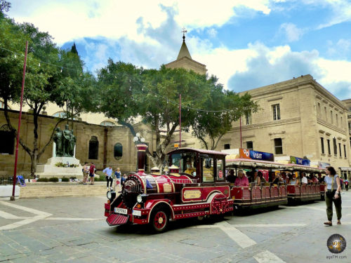 Touristen erkunden die Haupstadt Valletta mit einer kleinen Bahn - Visit Malta