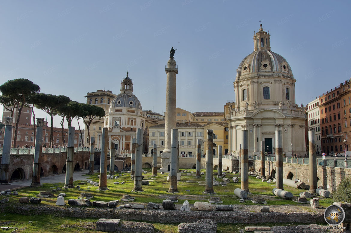 Trajanssäule Blick zum Piazza Venezia in Rom Italien - Kultur- Städtereise Europa