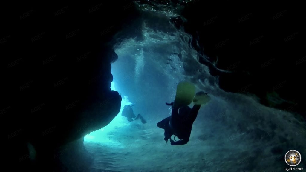 Unterwasserfoto zeigt 2 Taucher beim Höhlentauchen in Malta Santa Maria Caves Camino. Tauchen Aktivurlaub Inseln Malta Gozo Camino Europa