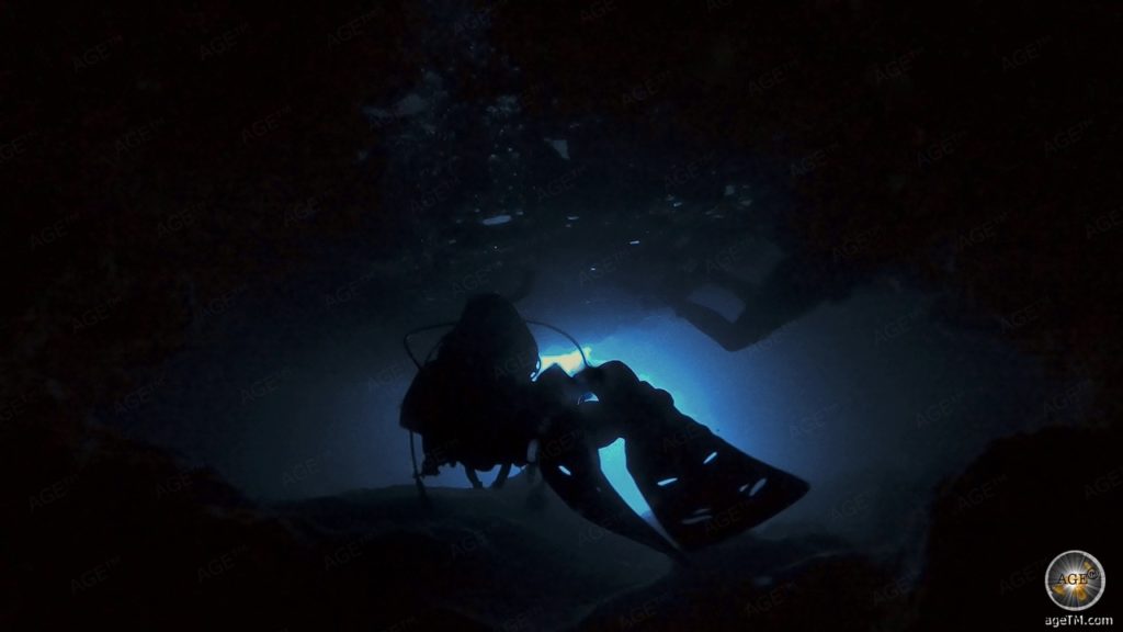 Unterwasserfoto zeigt 2 Höhlentaucher in den Santa Maria Caves Camino. Taucher Aktivurlaub Insel Malta Gozo Camino Europa
