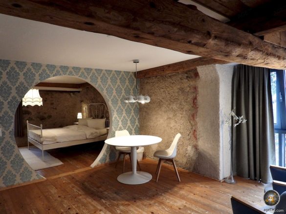 Foto der Rocco Suite im Schwarzwald Hotel Rainhof Scheune. Holzbalken der traditionellen Unterkunft im Naturpark Südschwarwald