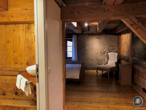 Foto der Bauernstube mit Bad im Hotel Rainhof Scheue. Traditionelle Unterkunft im Naturpark Südschwarzwald.