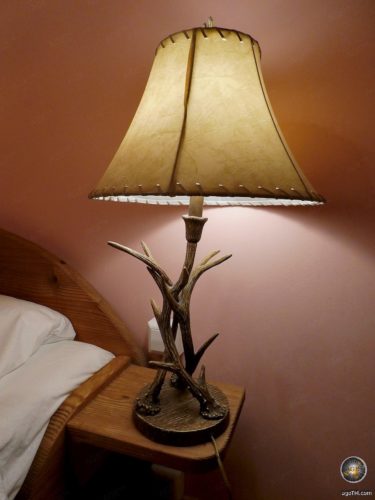 Bild zeigt eine Lampe mit Geweih im CouCou Zimmer. Fotografiert im Schwarzwald Hotel Rainhof Scheune - Region Freiburg.