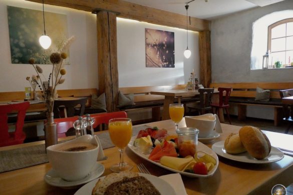 Foto zeigt das großzügige Frühstück im Naturpark-Restaurant. Hotel Rainhof Scheune im Schwarzwald.