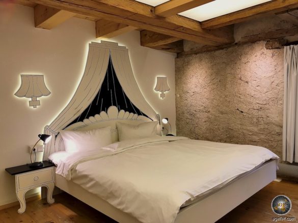 Bild zeigt stilvolle Licht-Elemente im Mono- Zimmer der Rainhof Scheune - Hotel im Schwarzwald.