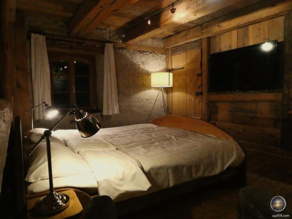 Stimmung bei Nacht im Wanderzimmer des Schwarzwald Hotels Rainhof Scheune.