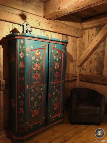 Foto zeigt einen antiken Bauernschrank im Wander-Zimmer des Schwarzwald Hotels Rainhof Scheune.