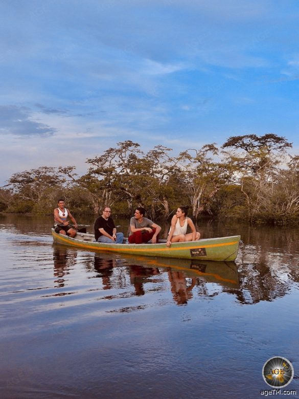 Foto zeigt eine Gruppe bei einer Kanu-Tour im Amazonas Regenwald Cuyabeno Wildlife Reserve Ecuador