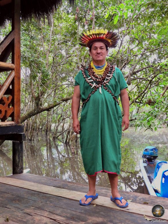 Foto zeigt die traditionelle Kleidung der Siona in der Bamboo Lodge im Amazonas Regenwald Cuyabeno Wildlife Reserve Ecuador