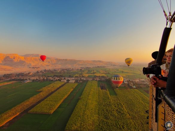 Flug im Heißluftballon über das grüne Niltal bei Luxor.