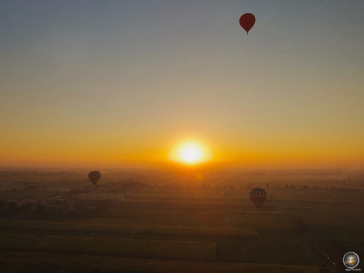 Ballonflug bei Sonnenaufgang in Ägypten bei Luxor.