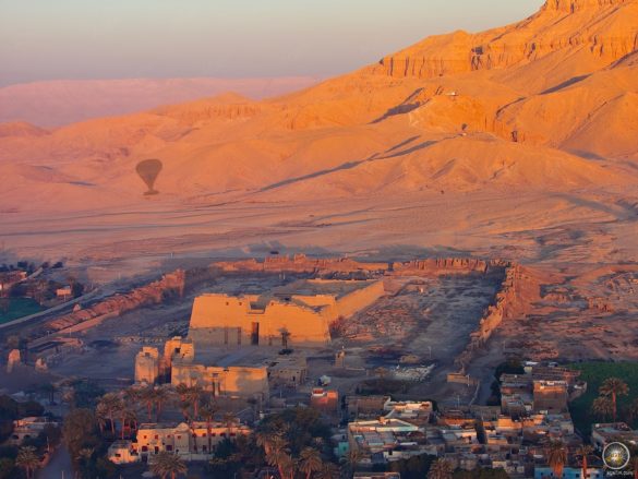 Ausblick Totentempel von Ramses III (Habu Tempel) vom Heißluftballon aus.