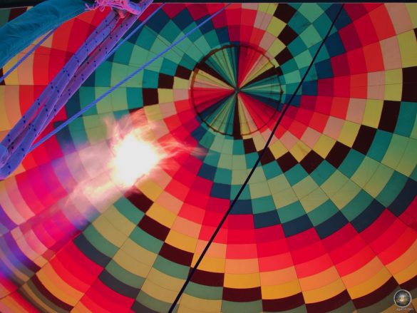 Blick in die Hülle des Heißluftballons mit Feuerschein.