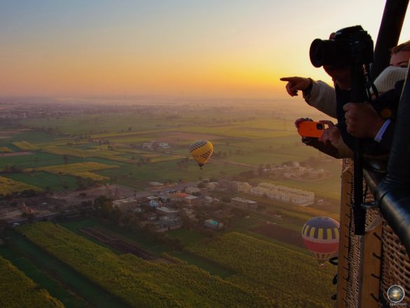 Begeisterung im Ballonkorb mit Aussicht über das grüne Niltal.