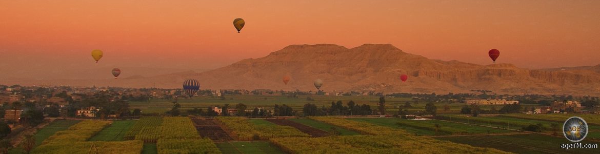 Panorama des Niltals bei Luxor mit Heißluftballonen im Morgenrot.