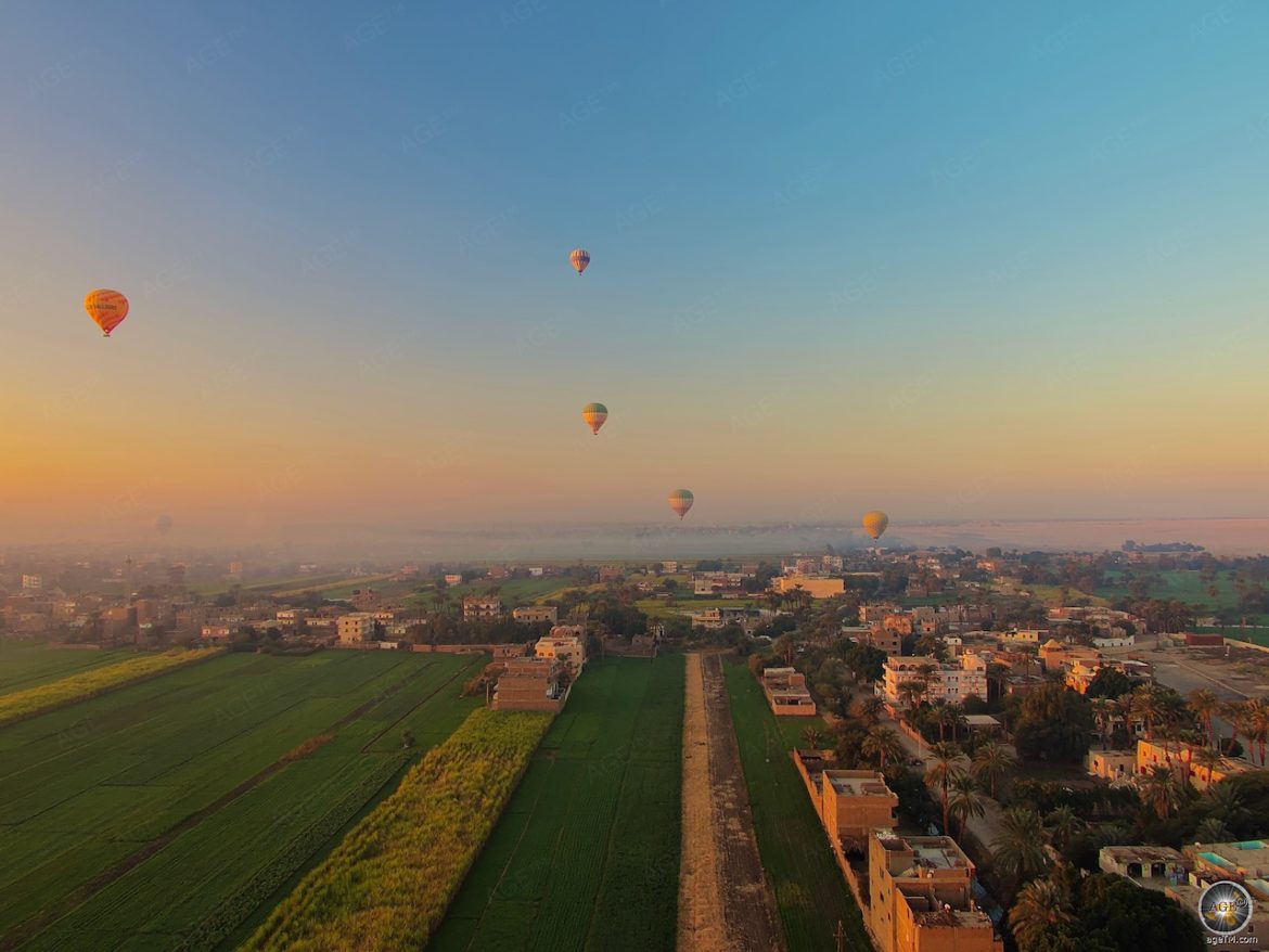 Blick Richtung Nilufer im Heißluftballon bei Sonnenaufgang