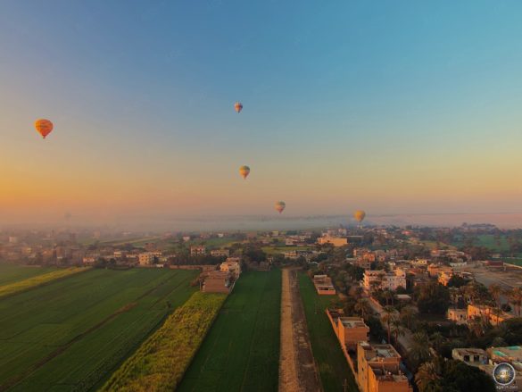 Blick Richtung Nilufer im Heißluftballon bei Sonnenaufgang