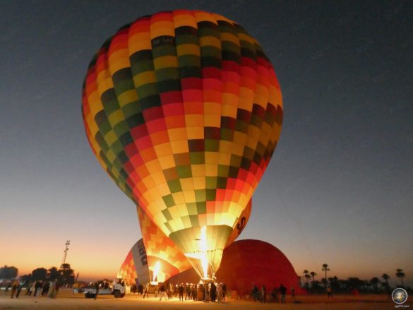 Heißluftballon im Feuerschein kurz vor dem Start