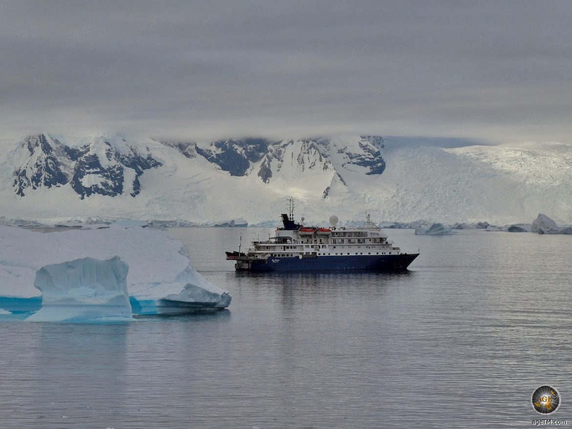 Expeditionsschiff Sea Spirit zwischen Eisbergen - Antarktis Seereise mit Poseidon Expeditions.peg