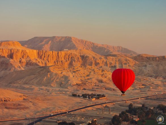 Heißluftballon landet zwischen Tal der Adligen und Ramesseum.