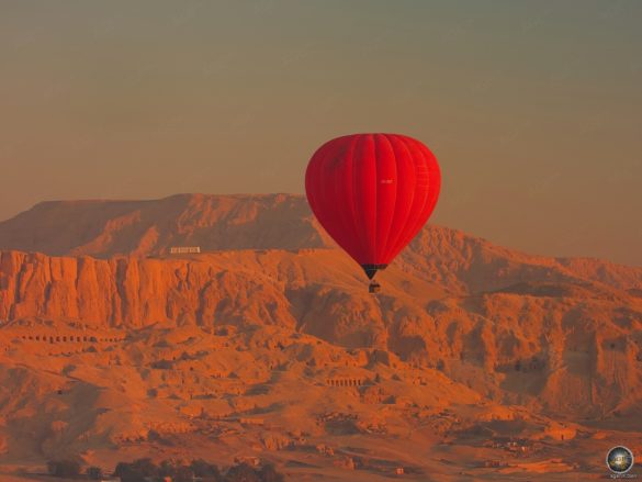Heißluftballon über der Wüste mit Blick Richtung Tal der Könige.