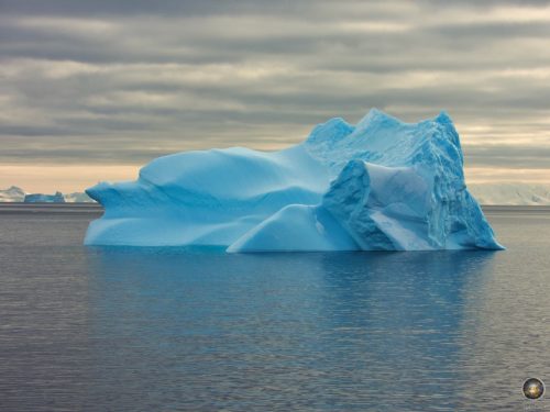 Eisberg im Antarctic Sound im mystischen Schein der späten Abendsonnne.