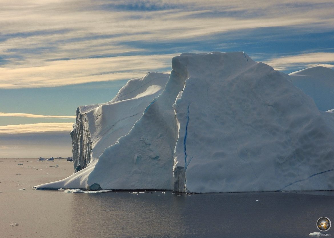 Großer Eisberg im Südpolarmeer der Antarktischen Halbinsel auf Antarktis Expedition im Spätsommer.