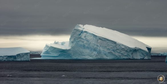 Zweistufiger Eisberg treibt vor der Antarktischen Küste.