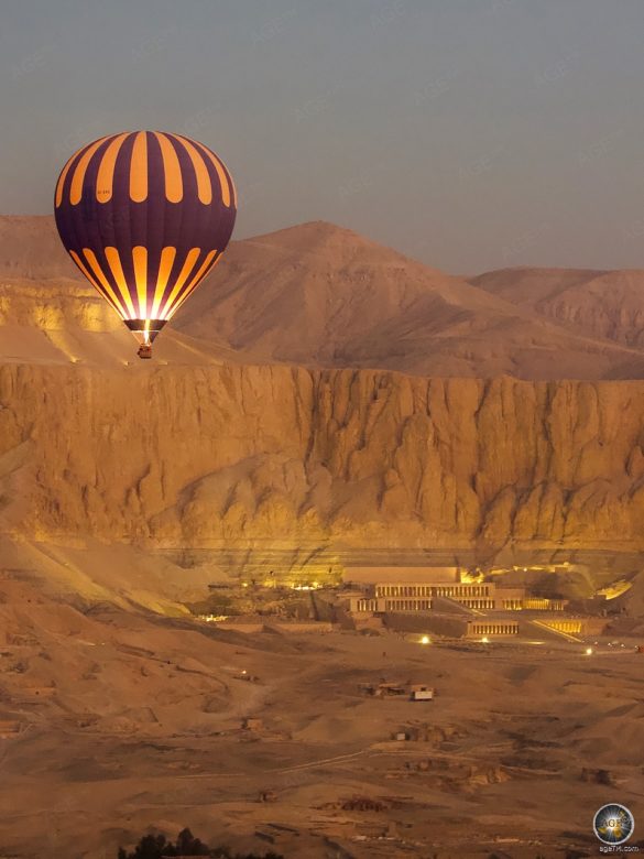 Heißluftballon vor dem Totentempel der Hatschepsut in Ägypten.