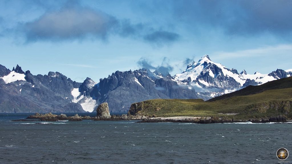 Bergpanorama bei Cooper Bay Südgeorgien. Auf der Landzunge leben Pinguine.