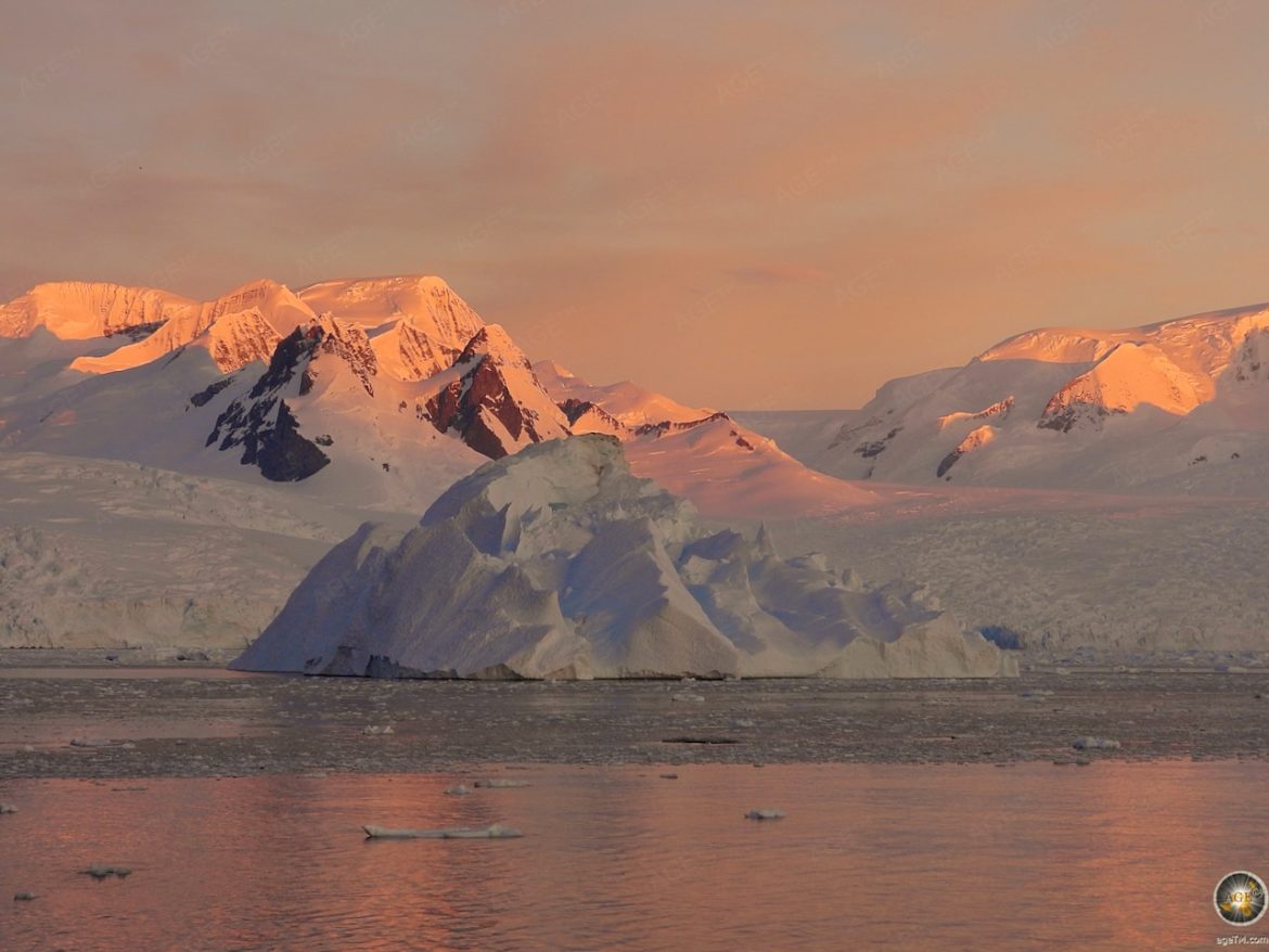 Berge der Antarktischen Halbinsel im Abendrot bei Sonnenuntergang.