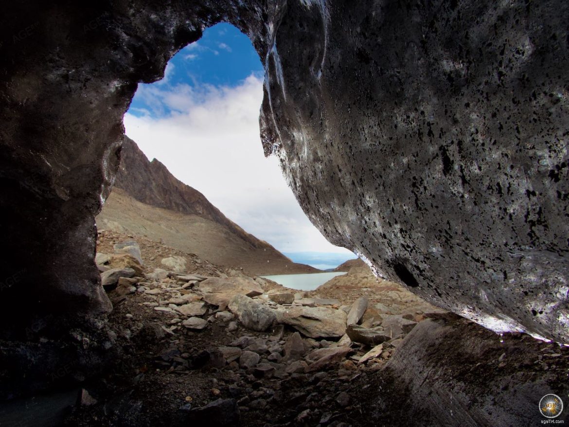 Eishöhle im Glacier Vincinguerra Wanderung Trekking Ushuaia Feuerland Chile Argentinien Südamerika Antarktisreise
