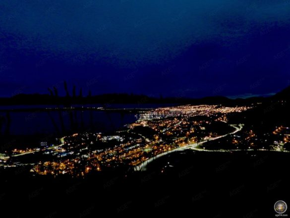 Ushuaia Hafenstadt bei Nacht - Südlichste Stadt der Welt - Feuerland Argentinien Südamerika - Startpunkt vieler Antarktisreisen