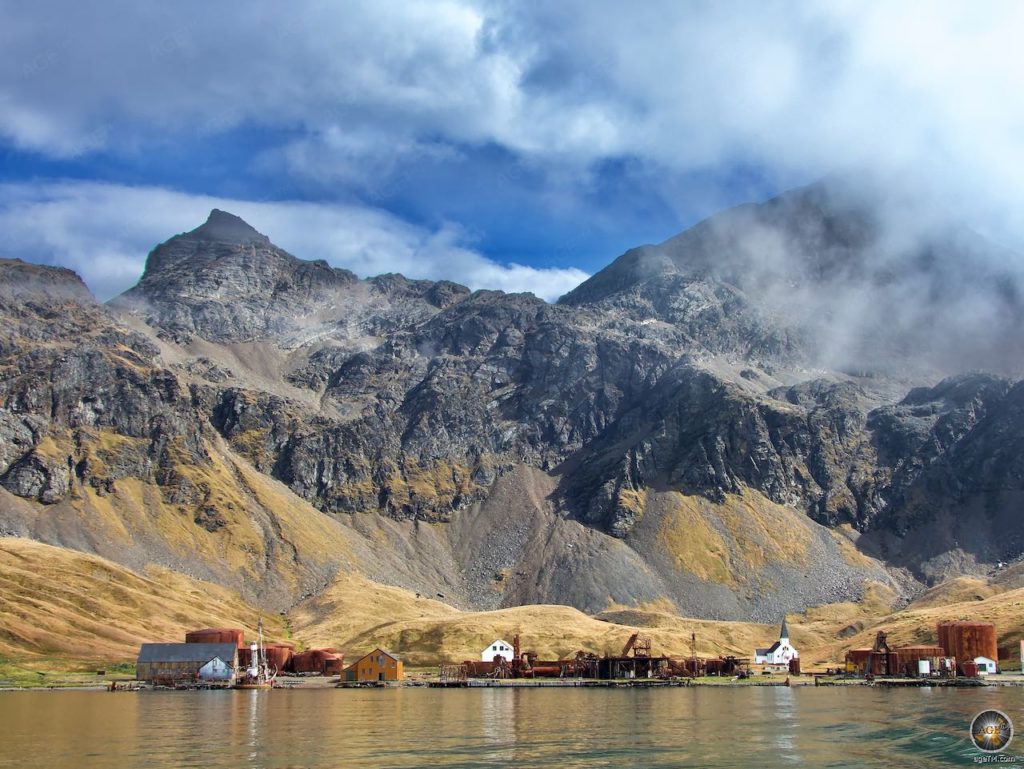 Grytviken mit Bergpanorama in Südgeorgien.