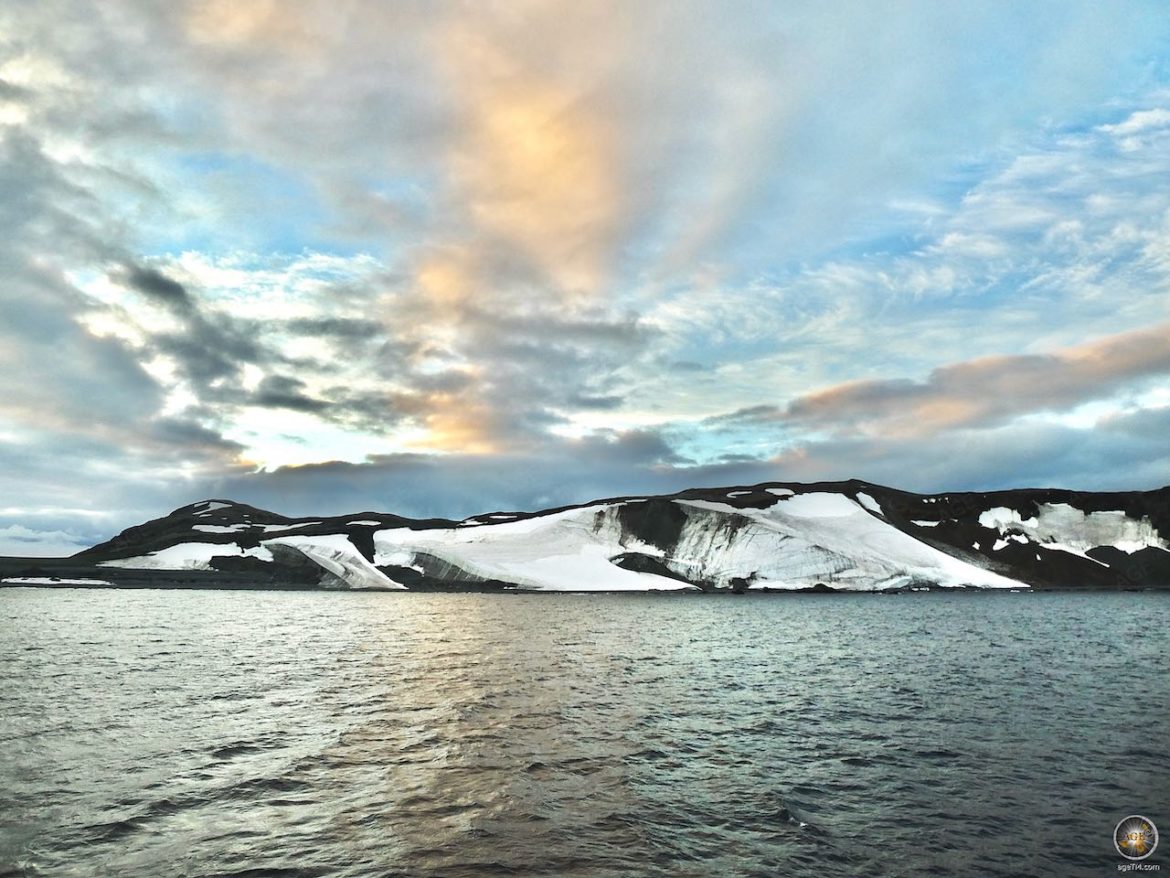 Deception Island Ankuft Süd-Shetland-Inseln - Sea Spirit Antarktis Expeditionsreise Kreuzfahrt